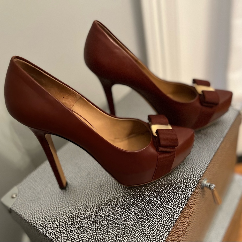 Authentic Ferragamo pump sz 7 bow on right has been professionally reattached